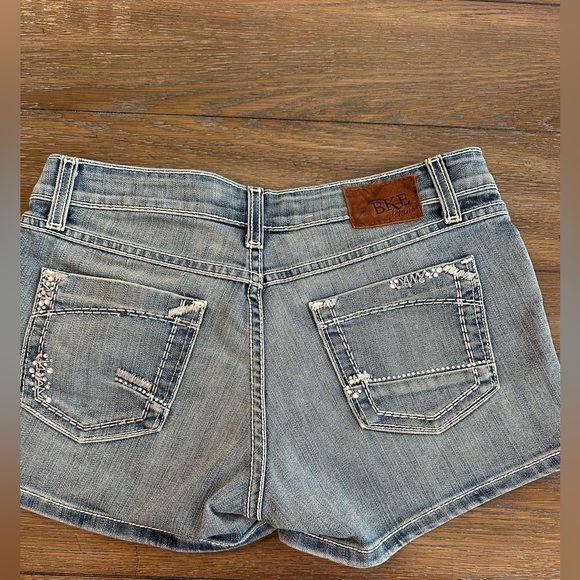BKE Starlite Denim Shorts Size 28 Very Gently Worn - Picture 3 of 6